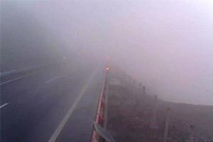 冬日駕車出行遇到團霧怎么辦？學會這7招或許能保命！
