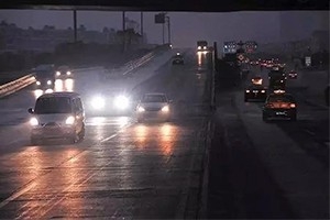 夜間開車老司機都懂：走灰不走白，見黑停下來！