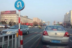 車主請注意！路口不要這樣轉彎，一旦被發(fā)現(xiàn)，扣8分罰500元