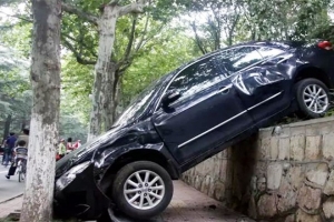 汽車剎車失靈前的4個征兆，記住了關鍵時候能保命！